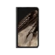 Siyah Google Pixel Fold akıllı telefon, açık katlanabilir ekranında tüy desenli duvar kâğıdıyla
