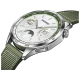Huawei Watch GT 4 Yeşil 46mm akıllı saat, gümüş kasası ve yeşil dokuma kordonuyla çapraz açıdan