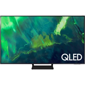 Samsung 55Q70A Ultra HD 4K QLED televizyon ekranında QLED yazısı, genel renkli vitrin görünümü