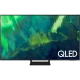 Samsung 55Q70A Ultra HD 4K QLED televizyon ekranında QLED yazısı, genel renkli vitrin görünümü