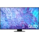 Samsung 55Q80C QLED Ultra HD 4K TV ekranında QLED logosu ve renkli görüntü, vitrin görünümü