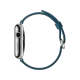 Apple Watch 42 mm akıllı saat, gümüş paslanmaz çelik kasa ve okyanus mavisi klasik tokalı kayışla yandan görünüm
