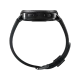 Samsung Gear Sport siyah akıllı saatin yan görünümü, yuvarlak kasası ve ayarlanabilir silikon kayışıyla gösteriliyor
