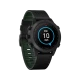 Garmin MARQ Golfer Gen 2 siyah karbon akıllı saat, yeşil detaylı kayış ve hız ekranıyla önden görünüm