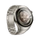 Huawei Watch 5 Titanyum 46mm akıllı saat, metal kordonu ve yuvarlak ekranıyla üç çeyrek açıdan görünür.