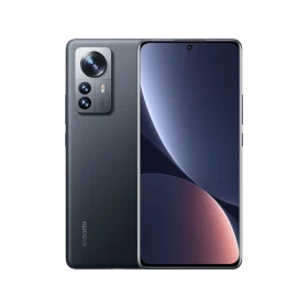 Xiaomi 12 Pro siyah akıllı telefonun ön ve arka yüzü, geniş ekran ve üçlü arka kamera modülüyle vitrin görünüm