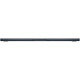 Apple MacBook Air M4 15.3 inç laptop, koyu mavi renkte ince yan profil görünümü