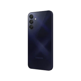 Samsung Galaxy A15 siyah akıllı telefonun arka yüzü, üçlü kamera dizilimiyle görünüm