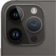 Siyah Apple iPhone 14 Pro akıllı telefonun arka yüzündeki üçlü kamera ve flaş detayı yakın plan