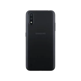 Siyah Samsung Galaxy A01 akıllı telefonun arka yüzü, çift arka kamera ve flaş detayıyla görünüyor