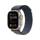 Apple Watch Ultra 2 titanyum kasa ve Alpine Loop akıllı saat, siyah ekranda aktivite göstergeleri