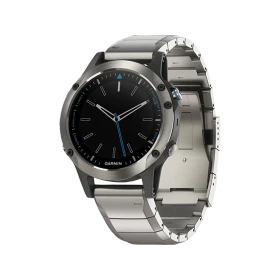 Garmin Quatix 5 Sapphire gümüş aktivite saati, siyah kadran ve metal bilezikle önden görünür