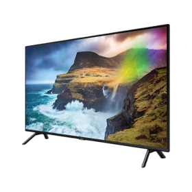 Samsung 82Q70R Ultra HD 4K QLED televizyon; siyah, manzara temalı ekranıyla vitrin görünümü.