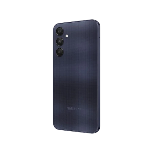 Samsung Galaxy A25 siyah akıllı telefonun arka yüzü, üçlü kamera dizilimi ve LED flaş detayıyla yakın plan