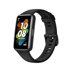 Honor Band 7 siyah akıllı bileklik, renkli ekranı ve ayarlanabilir silikon kayışıyla üç çeyrek açıdan görünür