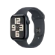 Apple Watch SE 2 2024 44 mm siyah alüminyum kasalı, spor kordonlu akıllı saat; ekranı açık