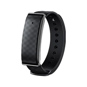 Huawei Honor Band A1 siyah akıllı bileklik, kavisli ekranı ve ayarlanabilir delikli kayışıyla siyah fonda gösteriliyor