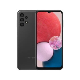 Samsung Galaxy A13 siyah akıllı telefon, ön ekran ve arka kamera tasarımıyla vitrin görünümü