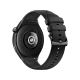 Siyah Huawei Watch 4 akıllı saatin yuvarlak kasası ve delikli silikon kordonu arkadan görünür