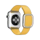 Apple Watch 38 mm gümüş paslanmaz çelik kasa, marigold sarı kayış ve modern toka detayı