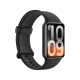 Xiaomi Smart Band 10 Pro akıllı bileklik, siyah kayışı ve renkli ekranıyla önden çapraz görünüm