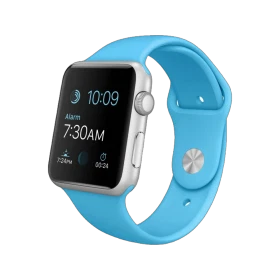 Apple Watch Sport 42 mm gümüş alüminyum kasalı, mavi spor kordonlu akıllı saat; ekranı açık görünür