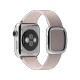 Apple Watch 38 mm gümüş paslanmaz çelik kasa ve açık pembe modern tokalı kayışta gösteriliyor