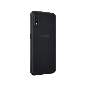 Samsung Galaxy A01 siyah akıllı telefonun arka yüzü, çift kamera ve flaş detaylarıyla yandan görünüm