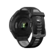 Garmin Forerunner 965 siyah akıllı saatin sensörleri ve delikli silikon kordonu arkadan görünür.