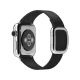 Apple Watch 38 mm, gümüş paslanmaz çelik kasalı ve modern tokalı siyah kayışlı akıllı saat