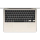 Apple MacBook Air M4 13.6 inç altın renk laptop, açık ekranlı üstten görünüm klavye ve geniş trackpad detayı