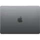 Apple MacBook Air M2 13.6 inç gri laptop, kapalı durumda üst kapakta Apple logosuyla önden görünüm