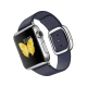 Apple Watch 38 mm gümüş paslanmaz çelik kasalı, gece mavisi kayışlı ve modern tokalı akıllı saat