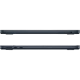 Apple MacBook Air M2 13.6 inç koyu mavi laptop, ince yan profil tasarımı ve bağlantı noktalarıyla yandan görünüm