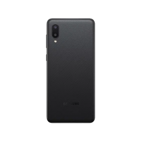 Samsung Galaxy A02 siyah akıllı telefonun arka görünümü, çift kamera ve dokulu arka kapak detaylı