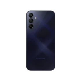Samsung Galaxy A15 siyah akıllı telefonun arka yüzü, üçlü kamera dizilimi ve LED flaş detayı