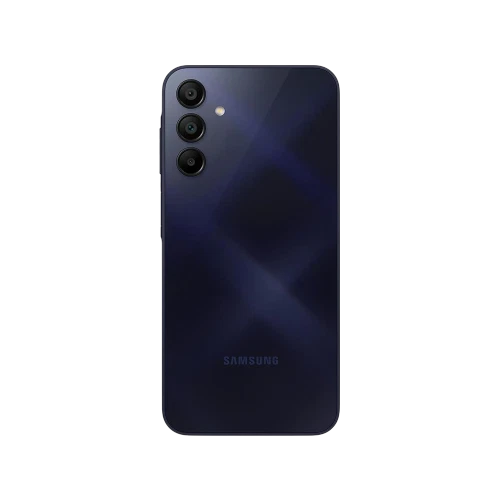 Samsung Galaxy A15 siyah akıllı telefonun arka yüzü, üçlü kamera dizilimi ve LED flaş detayı