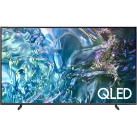 Samsung 50Q60D QLED Ultra HD 4K TV, ekranda QLED yazısı ve canlı mavi görsellerle vitrinde.