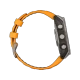 Garmin Fenix 8 47mm Sapphire aktivite saati, titanyum kasası ve turuncu kayışıyla yandan görünüm
