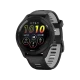 Garmin Forerunner 265 siyah akıllı saat, renkli spor ekranı ve delikli silikon kayışıyla önden görünüm