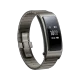 Huawei TalkBand B3 gri akıllı bileklik, kavisli ekranı ve metalik kayışıyla üç çeyrek açıdan görünür.
