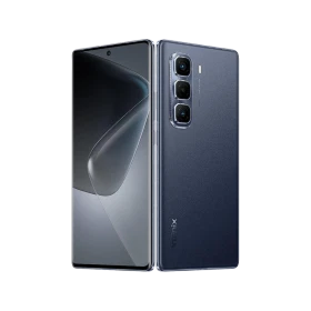 Siyah Infinix Hot 60 Pro Plus akıllı telefon, ön ekran ve üçlü arka kamera tasarımıyla vitrin görünümü