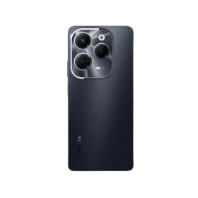 Infinix Hot 40 Pro siyah akıllı telefonun arka yüzü, üçlü kamera modülü ve flaş detayıyla görünüyor