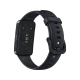 Siyah Huawei Band 8 akıllı bileklik, sensörleri ve ayarlanabilir silikon kayışıyla arkadan görünür