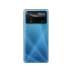 Poco X4 Pro mavi akıllı telefonun arka yüzeyi, büyük kamera modülü ve parlak geometrik desenli tasarımı