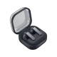Samsung Galaxy Buds 4 tam kablosuz siyah kulaklık, açık şarj kutusu içinde duruyor